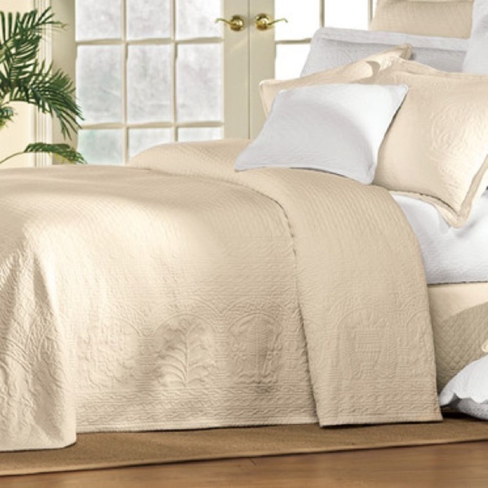 Williamsburg William & Mary Matelassé Coverlet Bone Queen